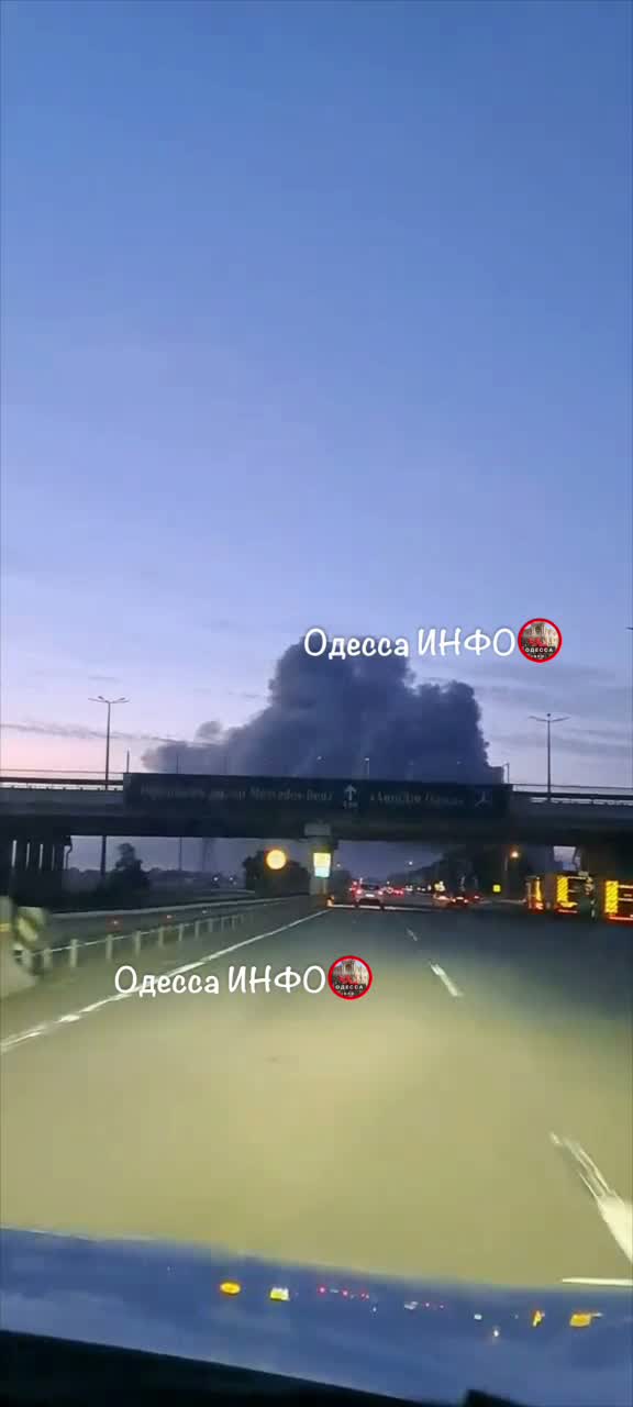 Incendi in magazzini nella regione di Odesa a seguito di attacchi russi.