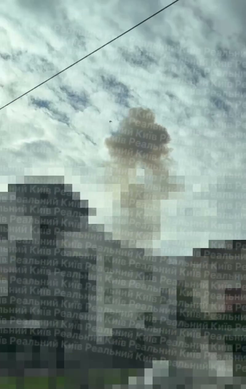 Dym unosi się nad Kijowem po, jak się podejrzewa, ataku dronowym.