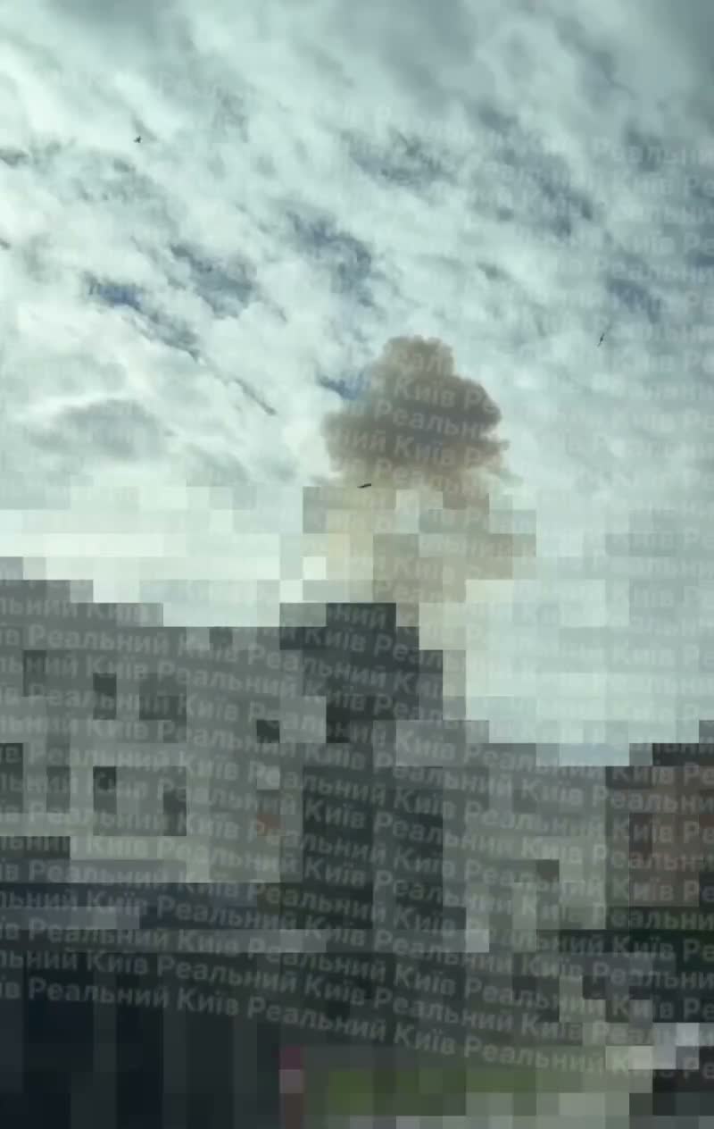 Dym unosi się nad Kijowem po, jak się podejrzewa, ataku dronowym.