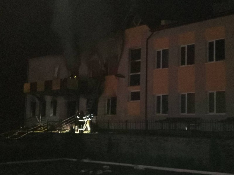 Attacco con droni russi colpisce una scuola a Ivankiv, nella regione di Kyiv.