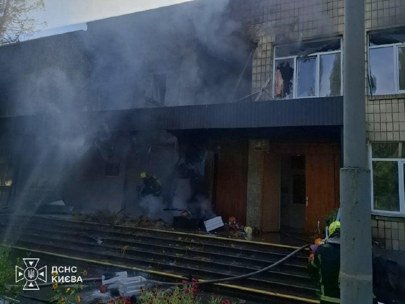 Attacco russo a scuola nel distretto di Solomyansky a Kyiv