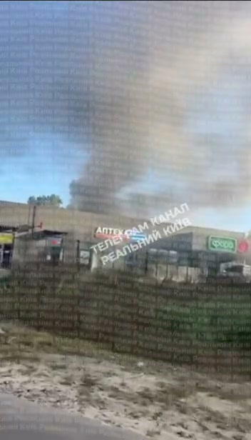 Attacco con droni russi su un supermercato a Ivankovychi, nella regione di Kyiv.