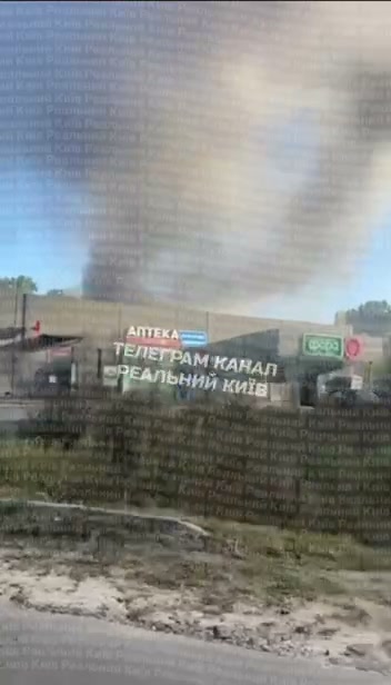 Attacco con droni russi su un supermercato a Ivankovychi, nella regione di Kyiv.