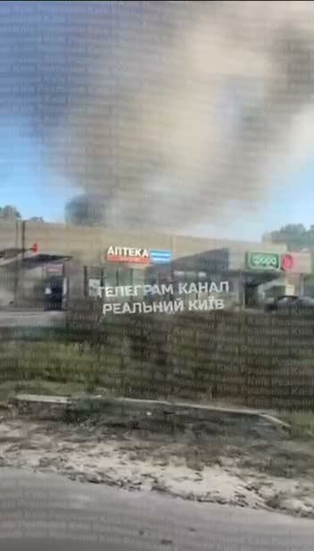 Attacco con droni russi su un supermercato a Ivankovychi, nella regione di Kyiv.