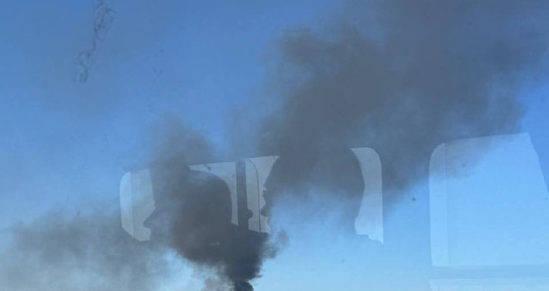 دخان يتصاعد في مدينة دونيتسك نتيجة هجوم بقصف بالصواريخ.