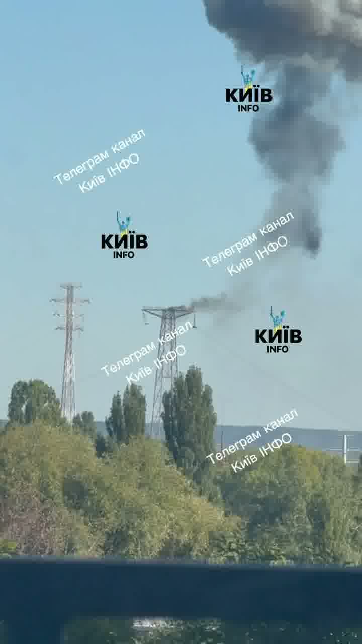 Russische Streitkräfte greifen Stromleitungen in Kiew an.