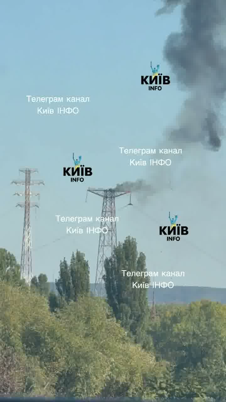 Russische Streitkräfte greifen Stromleitungen in Kiew an.