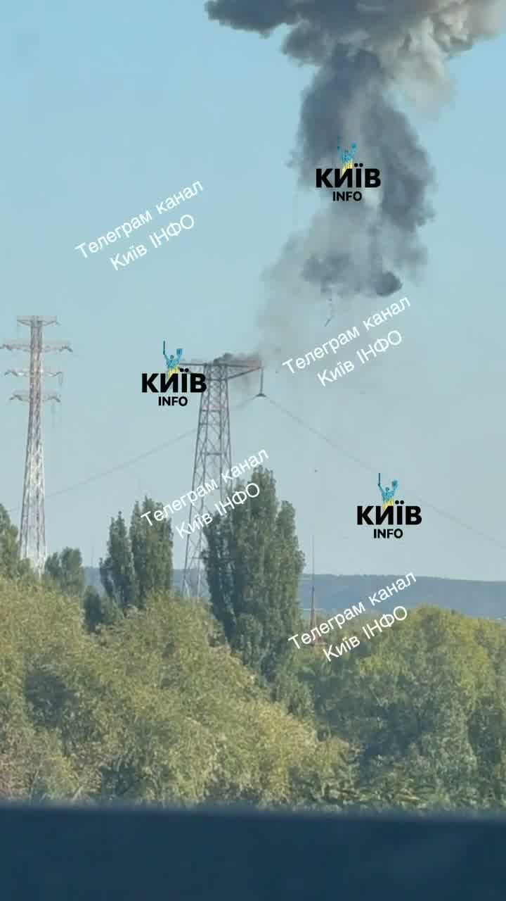 Russische Streitkräfte greifen Stromleitungen in Kiew an.