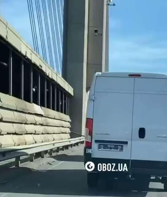 أجزاء من طائرة مسيرة روسية تهبط على جسر بيدينيي في كييف بعد استهداف