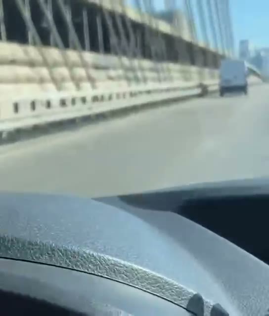 Fragmentos de um drone russo atingem a ponte de Pivdennyi em Kyiv após ataque