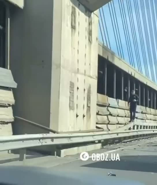 Fragmentos de um drone russo atingem a ponte de Pivdennyi em Kyiv após ataque
