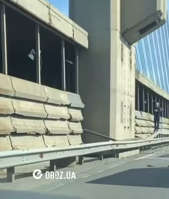 Fragmentos de um drone russo atingem a ponte de Pivdennyi em Kyiv após ataque