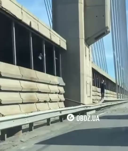 Fragmentos de um drone russo atingem a ponte de Pivdennyi em Kyiv após ataque