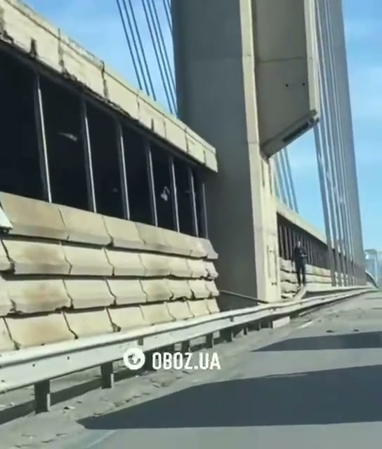Fragmentos de um drone russo atingem a ponte de Pivdennyi em Kyiv após ataque