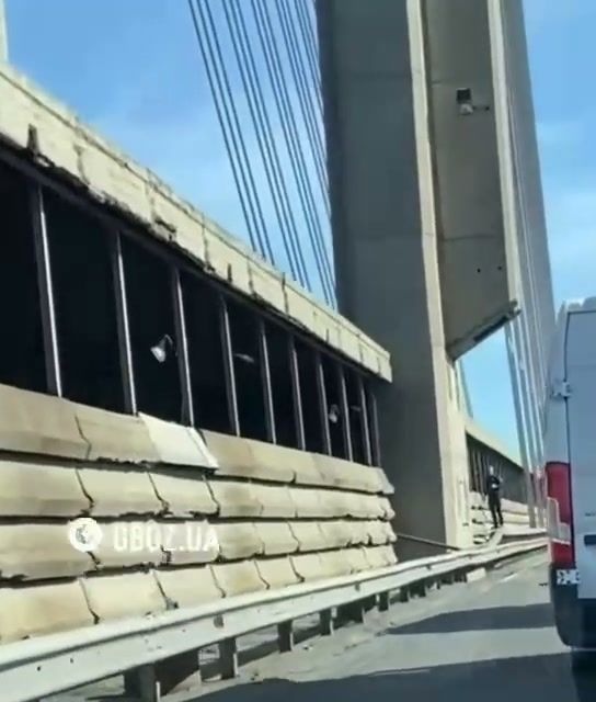 Fragmentos de um drone russo atingem a ponte de Pivdennyi em Kyiv após ataque