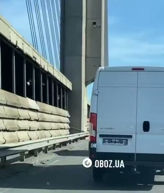 Fragmentos de um drone russo atingem a ponte de Pivdennyi em Kyiv após ataque