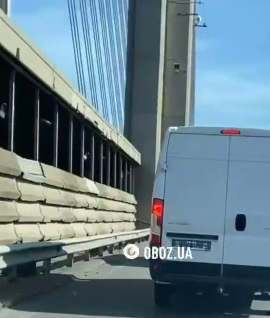 Fragmentos de um drone russo atingem a ponte de Pivdennyi em Kyiv após ataque