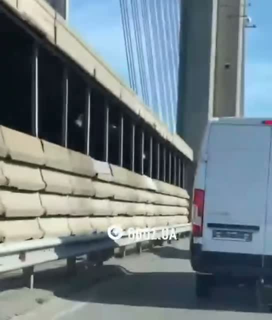 Fragmentos de um drone russo atingem a ponte de Pivdennyi em Kyiv após ataque