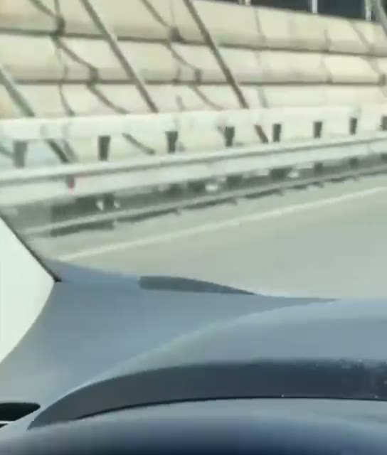 Fragmentos de um drone russo atingem a ponte de Pivdennyi em Kyiv após ataque