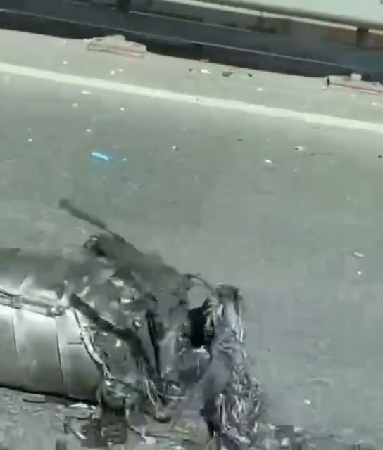 Fragmentos de um drone russo atingem a ponte de Pivdennyi em Kyiv após ataque