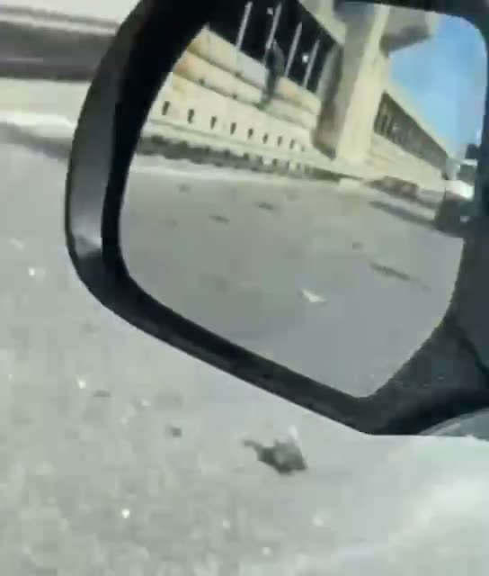 Fragmentos de um drone russo atingem a ponte de Pivdennyi em Kyiv após ataque