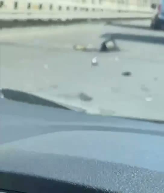 Fragmentos de um drone russo atingem a ponte de Pivdennyi em Kyiv após ataque