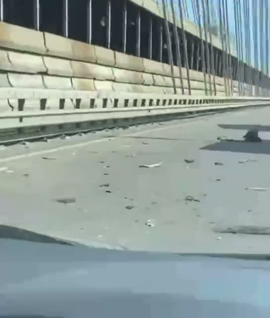 Fragmentos de um drone russo atingem a ponte de Pivdennyi em Kyiv após ataque