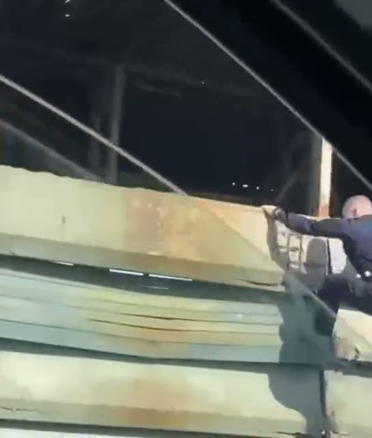 Fragmentos de um drone russo atingem a ponte de Pivdennyi em Kyiv após ataque