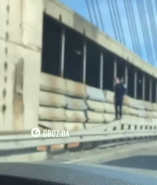 Fragmentos de um drone russo atingem a ponte de Pivdennyi em Kyiv após ataque