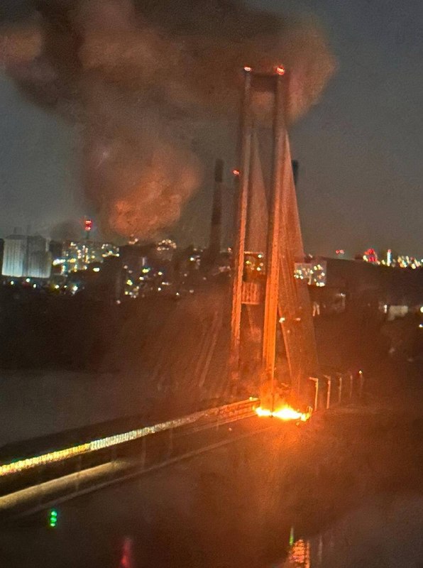 هجوم جديد بضربة طائرة استراتيجية على جسر بيدنني في كييف.
