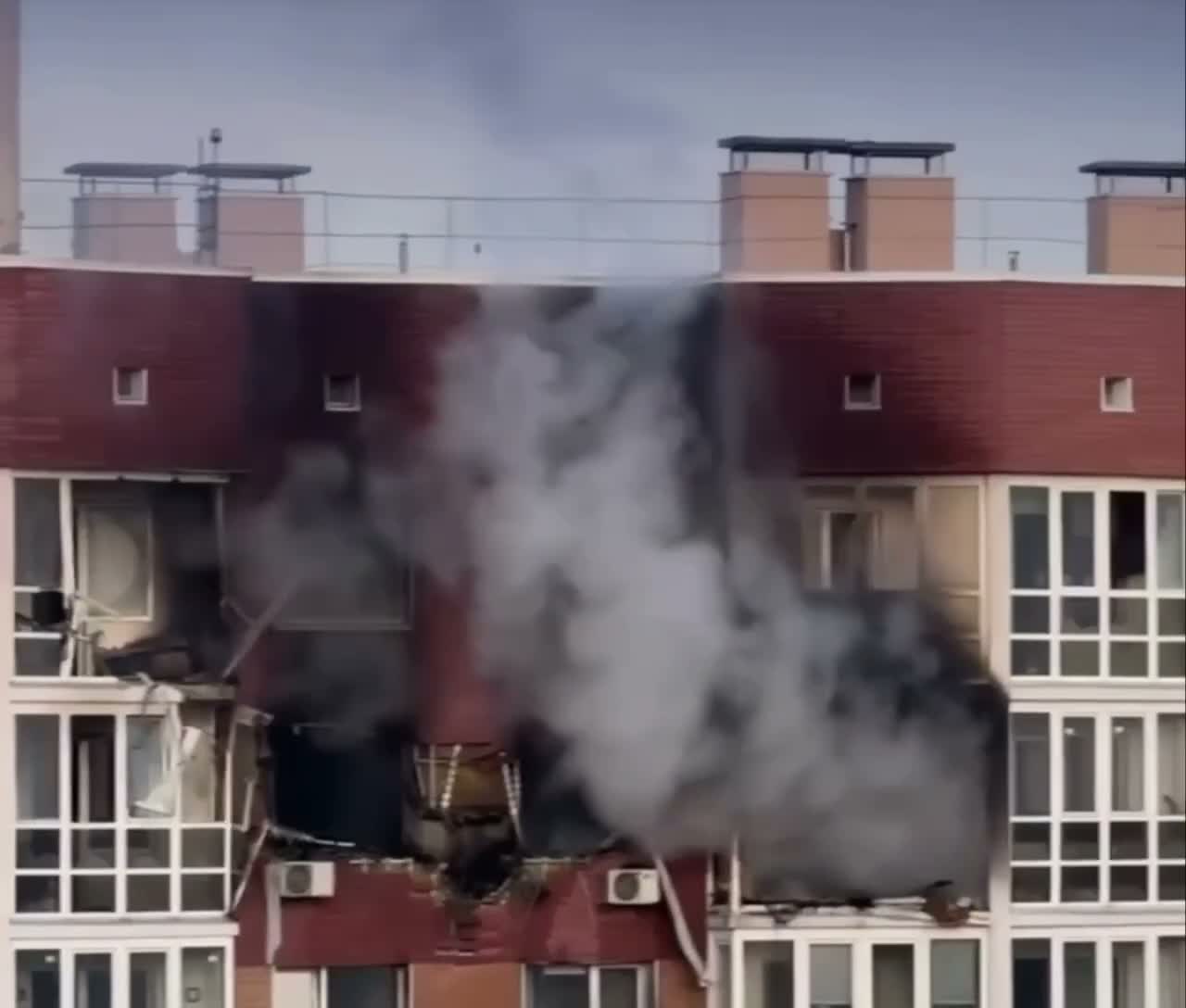 Pelo menos 1 morto, 2 feridos após ataque russo em residência em Kyiv