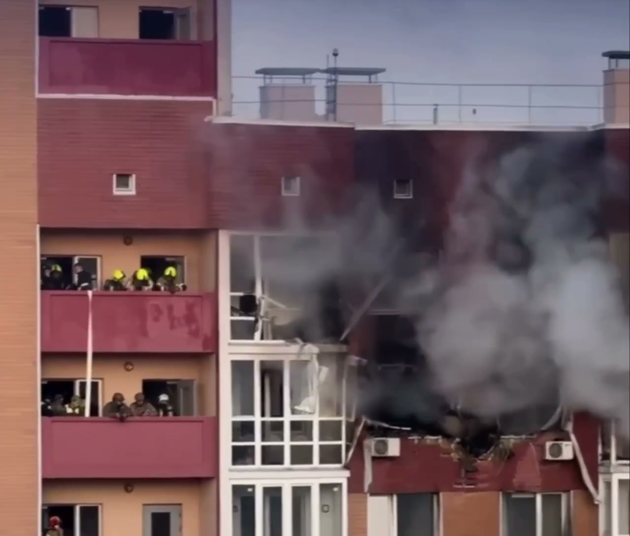 Pelo menos 1 morto, 2 feridos após ataque russo em residência em Kyiv