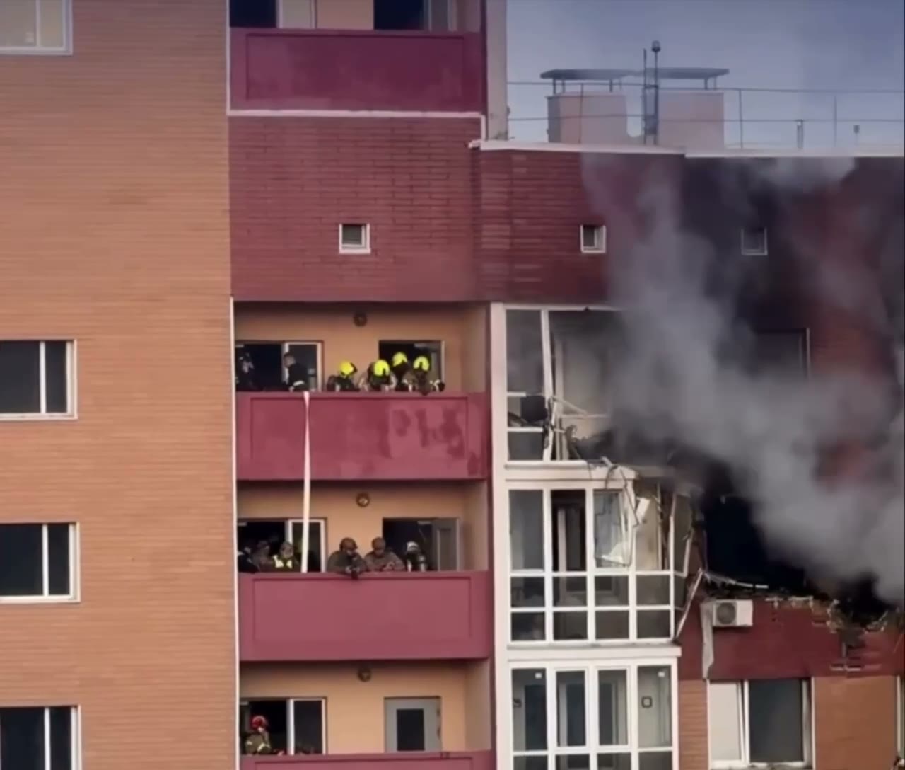 Pelo menos 1 morto, 2 feridos após ataque russo em residência em Kyiv