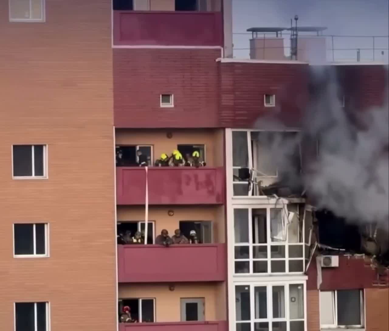 Pelo menos 1 morto, 2 feridos após ataque russo em residência em Kyiv