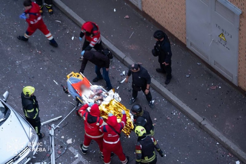 Pelo menos 1 morto, 2 feridos após ataque russo em residência em Kyiv