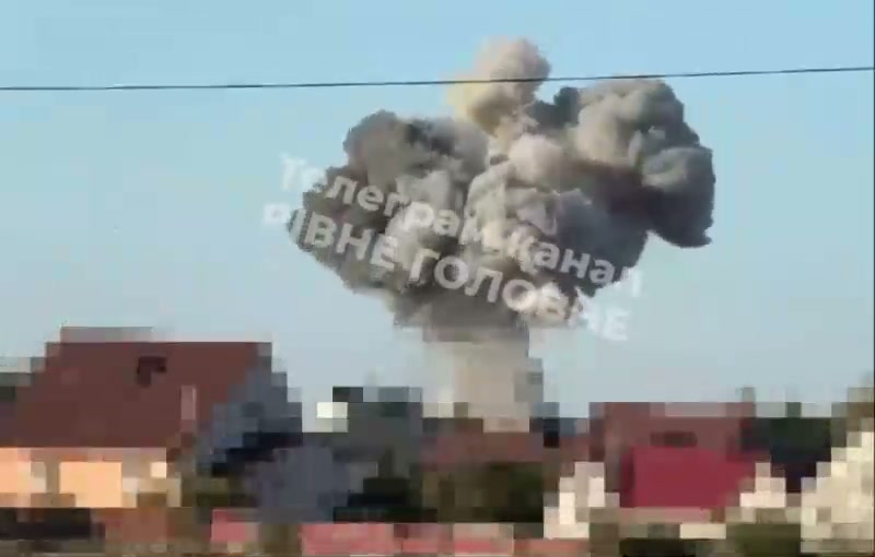 Attacco con droni russo segnalato contro abitazioni a Sarny, nella regione di Rivne.