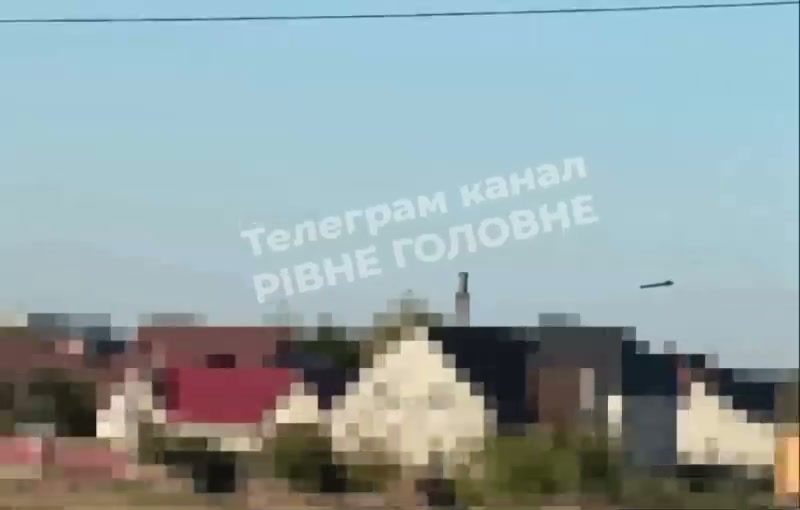 Attacco con droni russo segnalato contro abitazioni a Sarny, nella regione di Rivne.