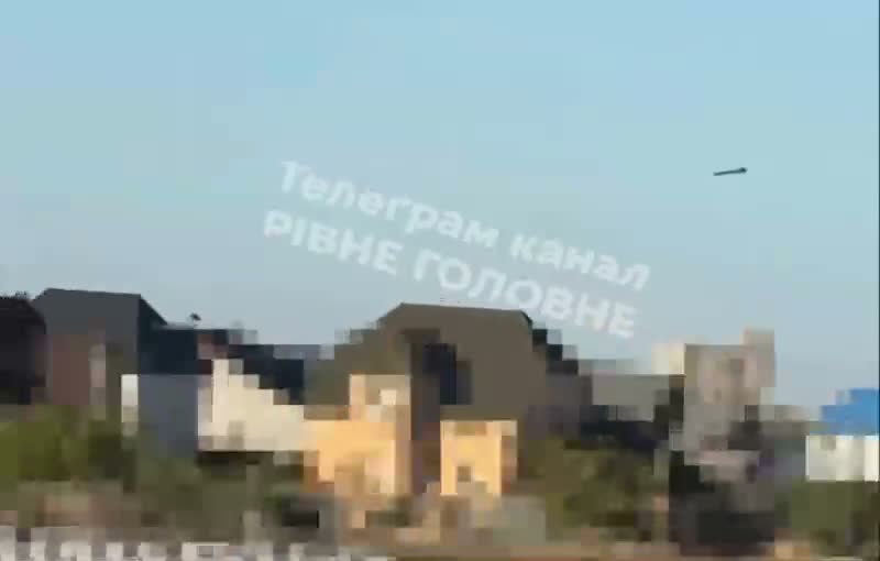 Attacco con droni russo segnalato contro abitazioni a Sarny, nella regione di Rivne.
