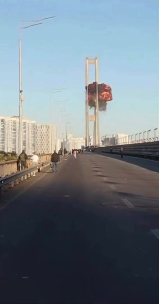 La Russia ha preso di mira il ponte di Poczynny a Kyiv con un drone.