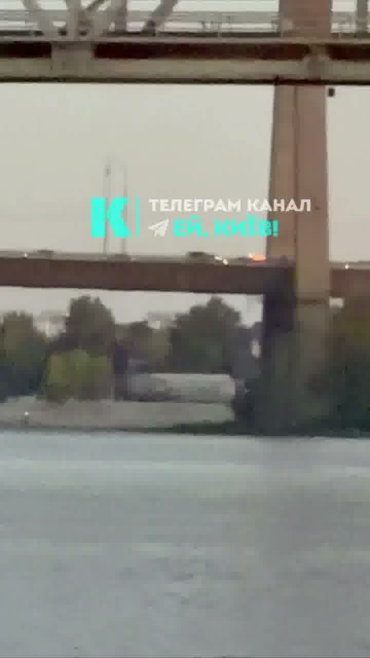 La Russia ha preso di mira il ponte di Poczynny a Kyiv con un drone.