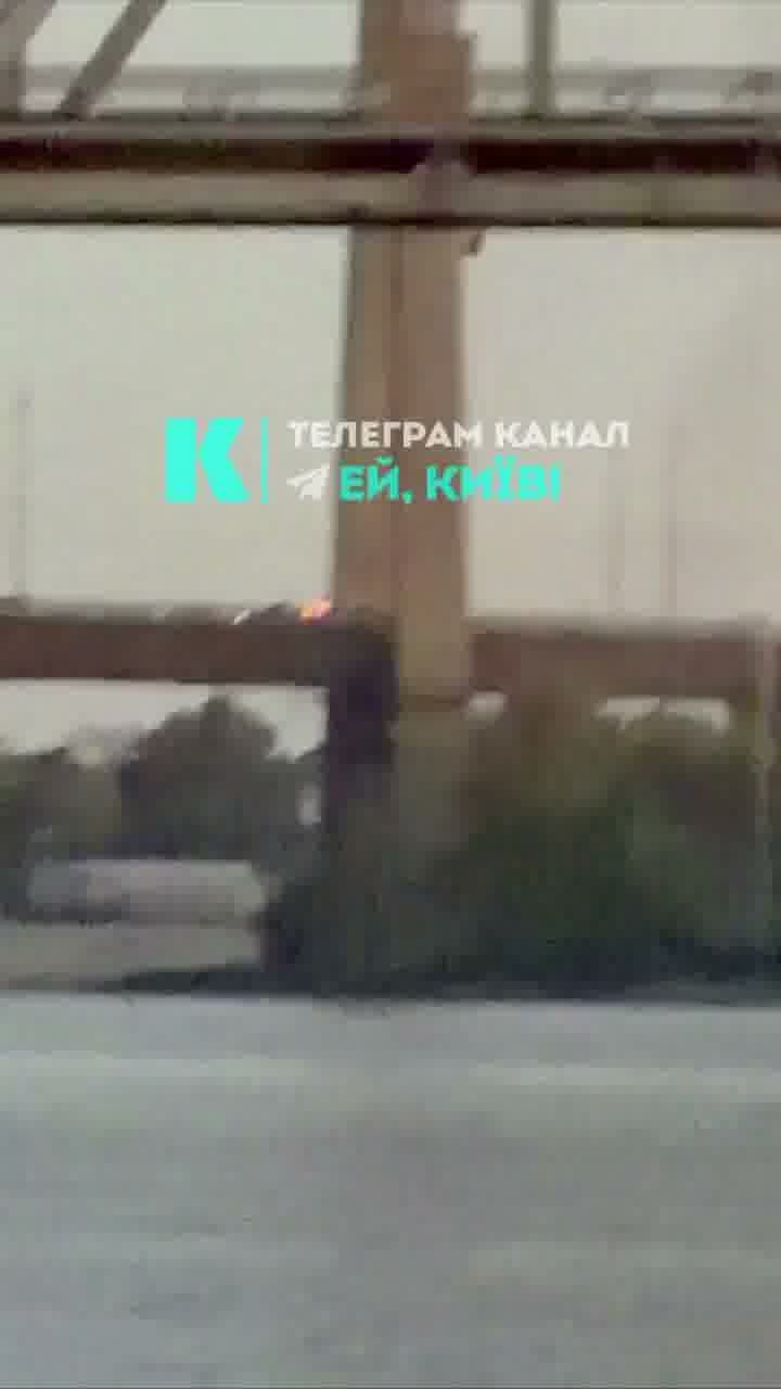 La Russia ha preso di mira il ponte di Poczynny a Kyiv con un drone.