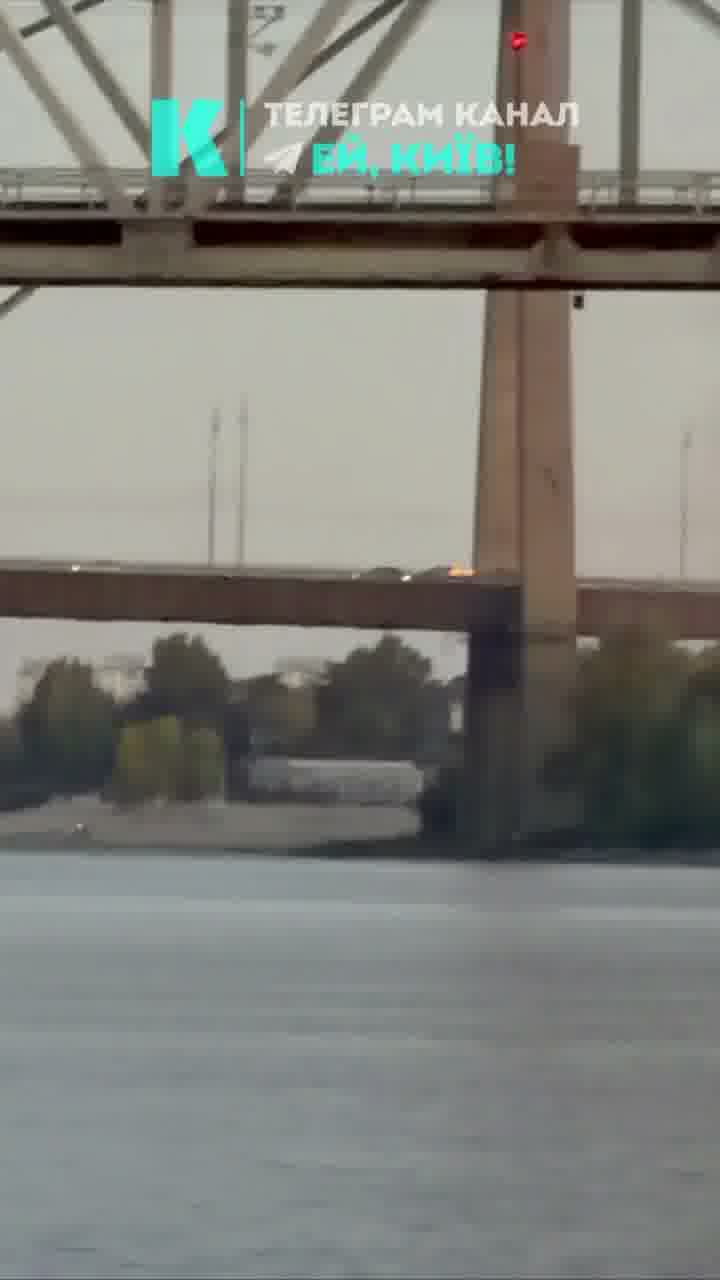 La Russia ha preso di mira il ponte di Poczynny a Kyiv con un drone.