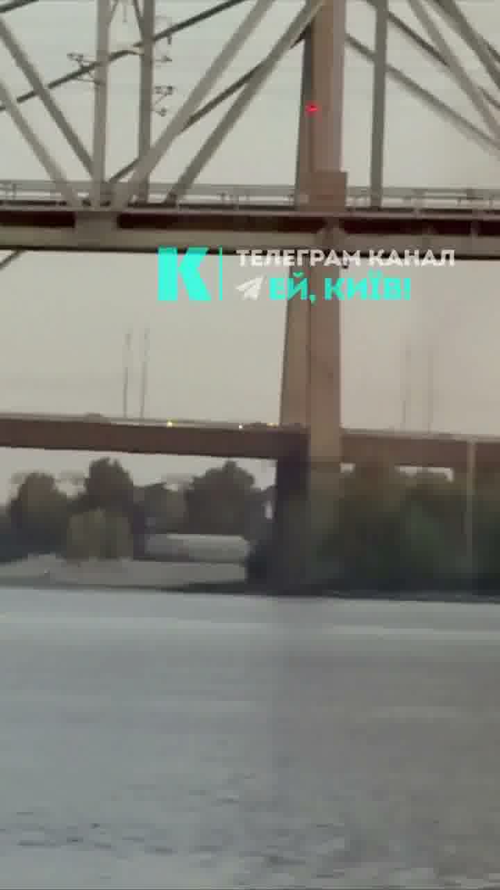La Russia ha preso di mira il ponte di Poczynny a Kyiv con un drone.