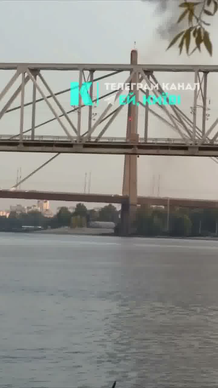 La Russia ha preso di mira il ponte di Poczynny a Kyiv con un drone.