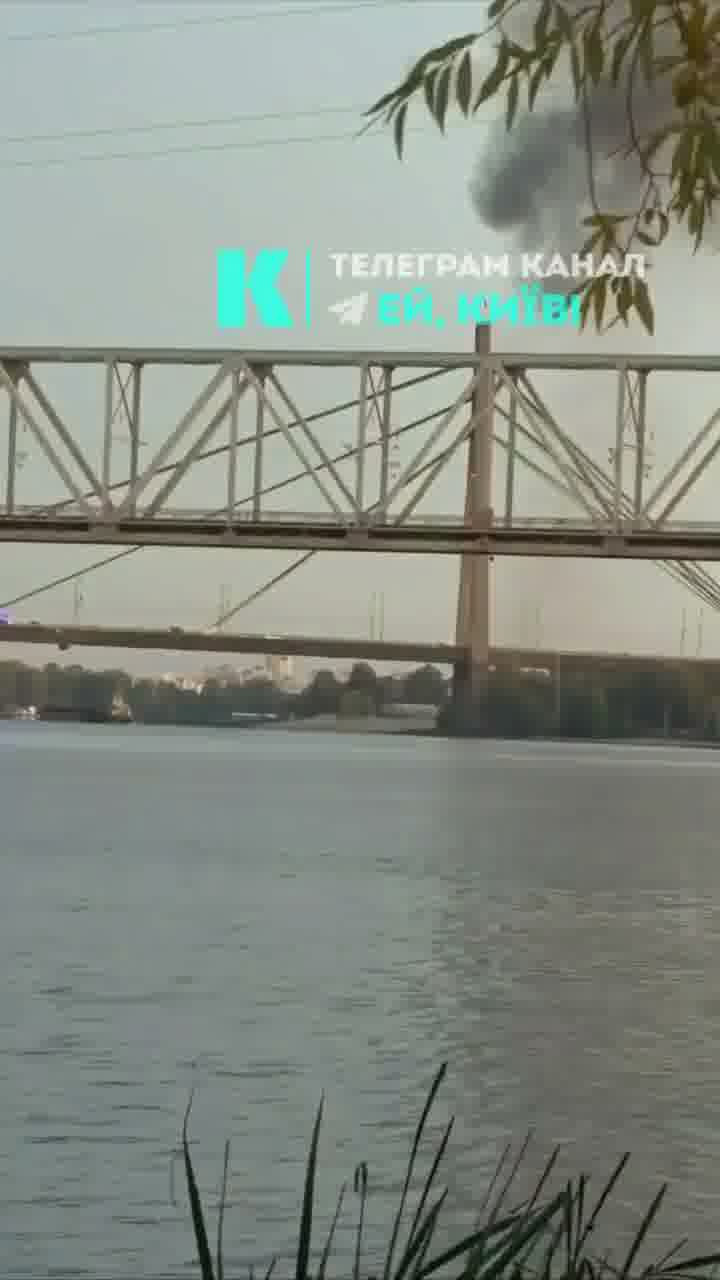 La Russia ha preso di mira il ponte di Poczynny a Kyiv con un drone.