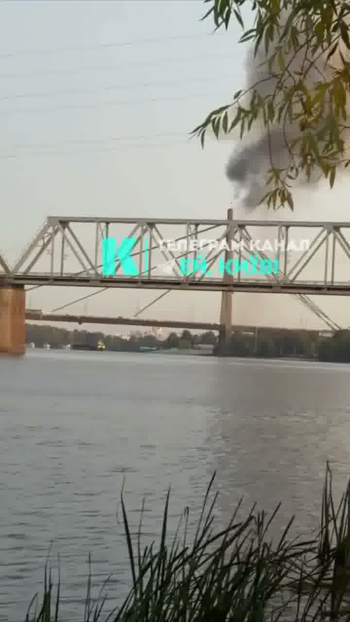 La Russia ha preso di mira il ponte di Poczynny a Kyiv con un drone.