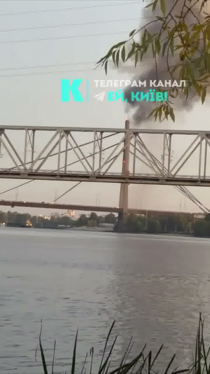 La Russia ha preso di mira il ponte di Poczynny a Kyiv con un drone.
