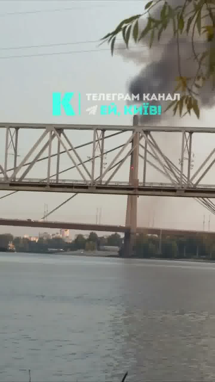 La Russia ha preso di mira il ponte di Poczynny a Kyiv con un drone.