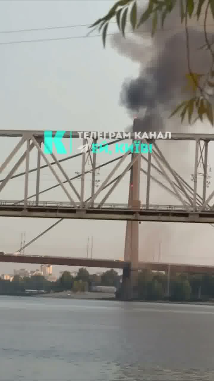 La Russia ha preso di mira il ponte di Poczynny a Kyiv con un drone.