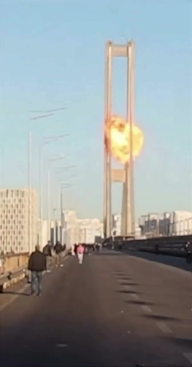 La Russia ha preso di mira il ponte di Poczynny a Kyiv con un drone.
